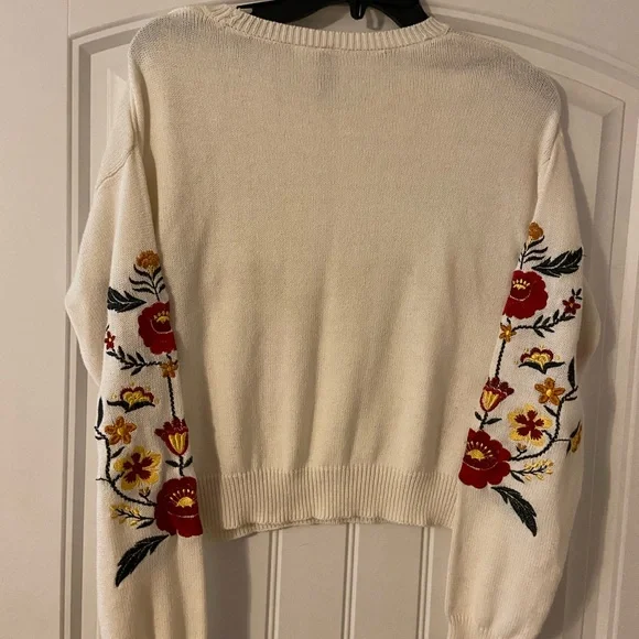 Women’s H & M Divided Brand Cream C/N L/S Sweater w/Embroidered Flowers S - Picture 3 of 3